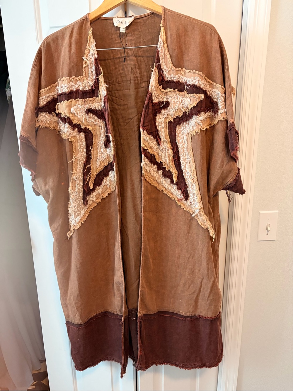 Oli & Hali Brown Open-Front Star Appliqué Cape